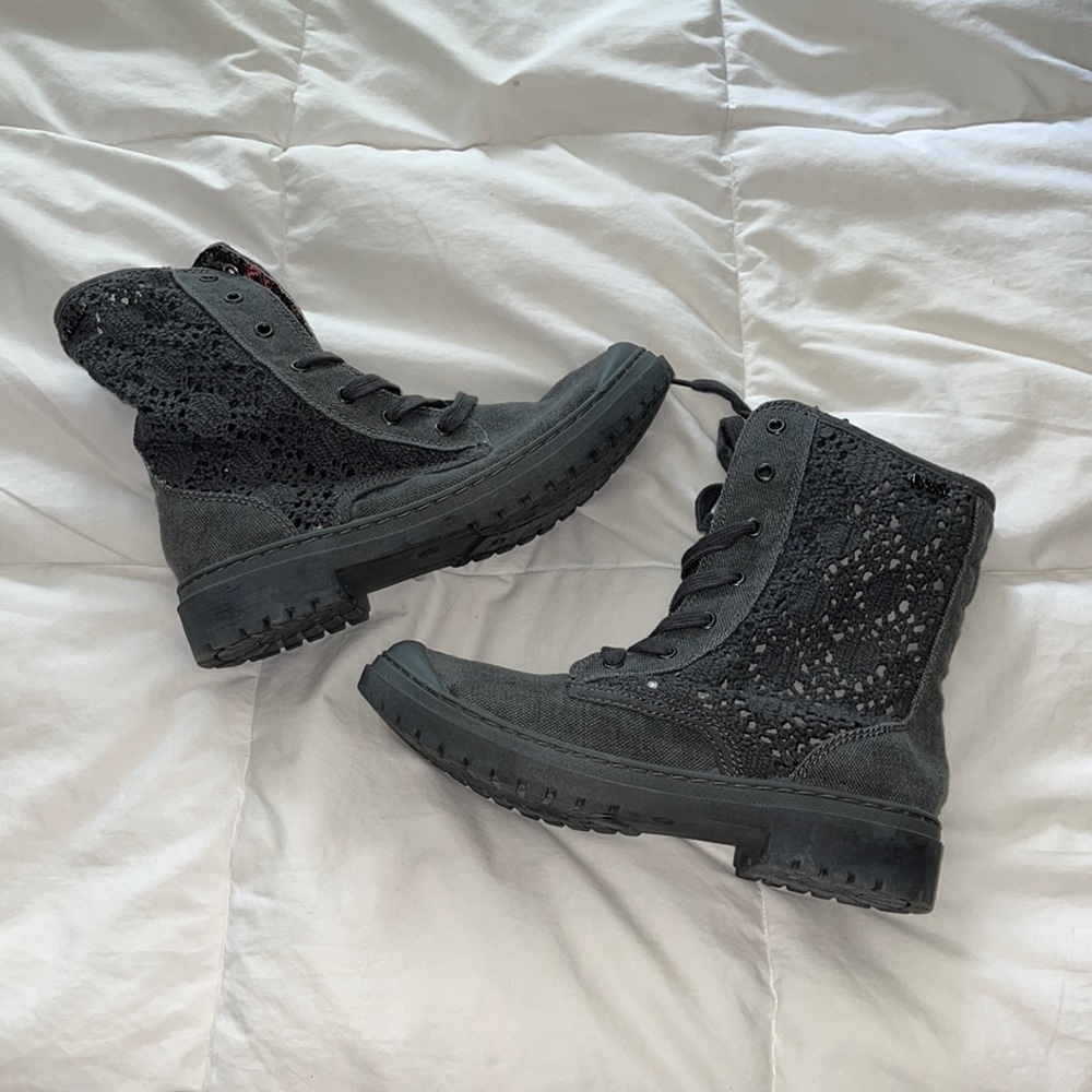 NIB Roxy Boots